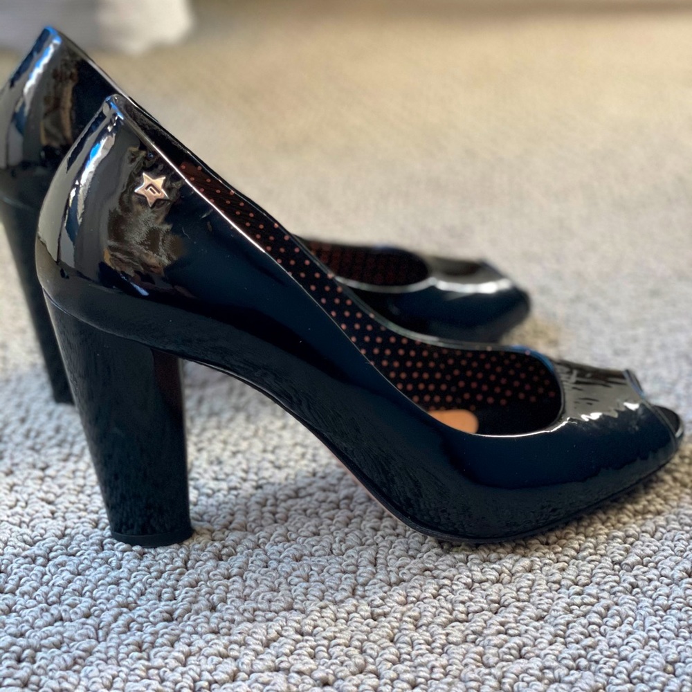Fornarina Peep Toe Pump. Natural leather